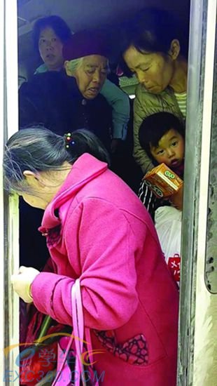 4月4日，宁乡县城区，执勤民警将严重超载客车上的乘客进行分流。宁乡交警大队供图