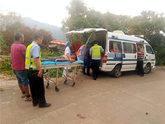 驾车去伐木 转弯过急翻车