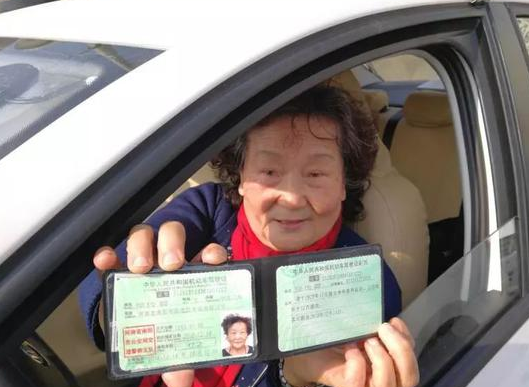 超励志!69岁老太考驾照,仅用32天全部通关!