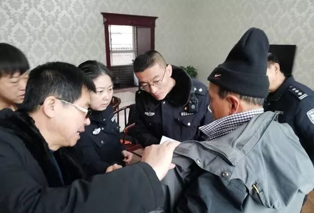驾考科目一考试作弊,被民警抓个现行!