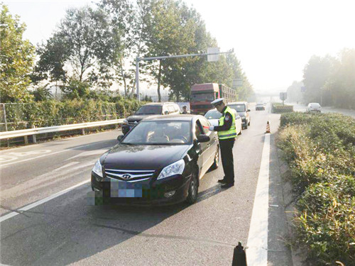 文昌湖交警查处一辆“非法陪练车” 学员被处3日拘留